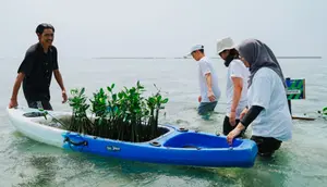 Menanam 1.000 pohon mangrove di Pulau Pramuka, Kepulauan Seribu pada Jumat, 3 Mei 2024.