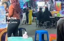 VIDEO: Bikin Nangis, Momen Tunanetra Ajak Kedua Anaknya Liburan ke Pasar Malam