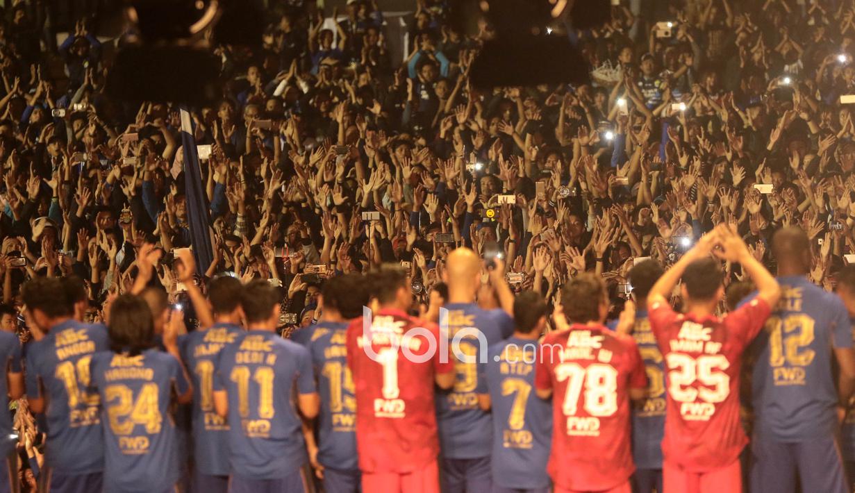 Ribuan Bobotoh menyambut Mihael Essien dkk saat perkenalan tim Persib Bandung di Stadion Siliwangi, Bandung, Minggu (2/4/2017). Peluncuran tim ini menandai kesiapan Persib menghadapi Liga 1 Indonesia. (Bola.com/Nicklas Hanoatubun)