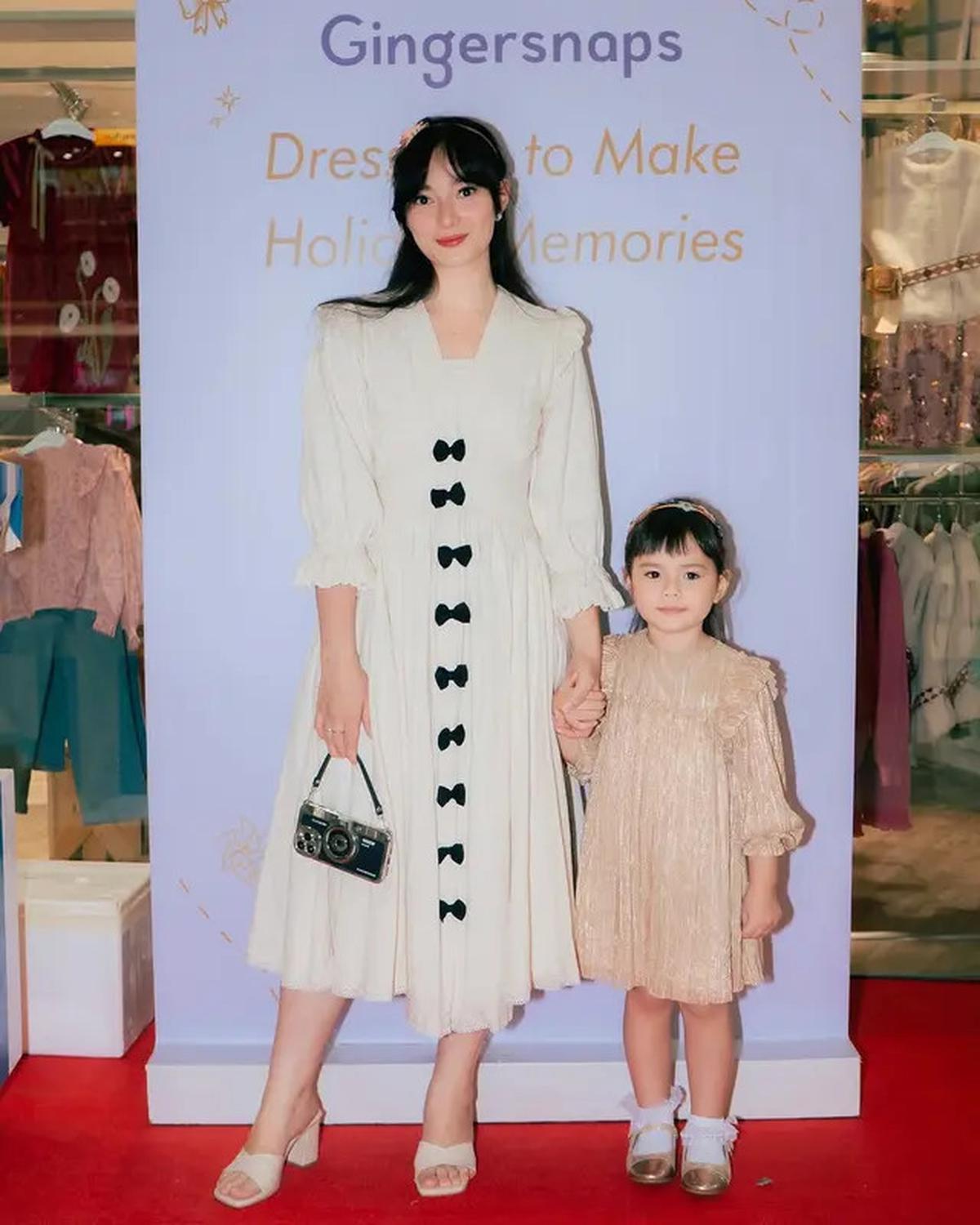 6 Potret Asmirandah Bareng Chloe di Berbagai Acara Launching Produk, Selalu Selaras