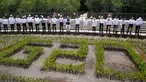 Para pemimpin dunia mengangkat cangkul saat foto bersama pada acara penanaman mangrove di sela-sela pertemuan KTT G20 di Taman Hutan Raya Ngurah Rai, Denpasar, Bali, Indonesia, Rabu (16/11/2022). Para pemimpin dunia menanam mangrove bersama untuk menekankan peran penting menangani krisis iklim. (AP Photo/Alex Brandon, Pool)
