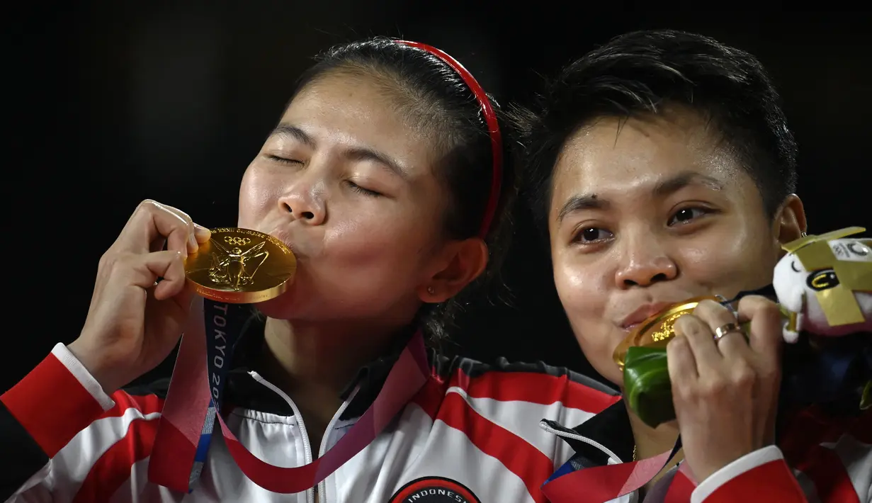 Ganda putri Greysia Polii/Apriyani Rahayu merebut medali emas pertama Indonesia di Olimpiade Tokyo 2020. (AFP/Alexander Nemenov)
