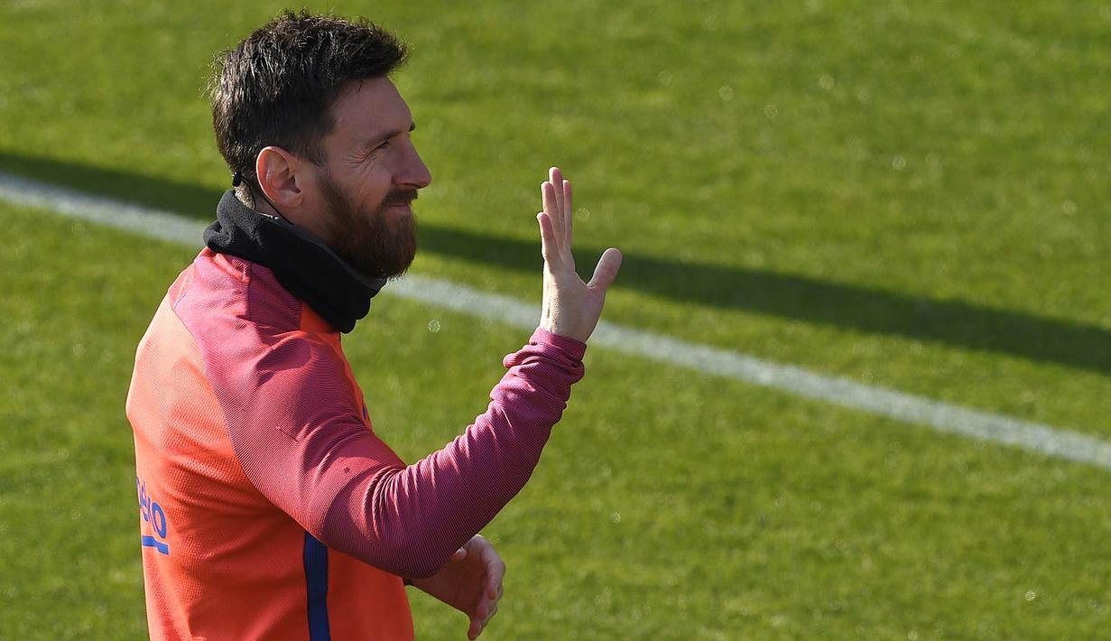 Bintang Barcelona, Lionel Messi, menyapa suporter saat mengikuti sesi latihan perdana tahun 2017. Latihan ini dilakukan jelang laga Liga Spanyol menghadapi Athletic Bilbao. (AFP/Lluis Gene)