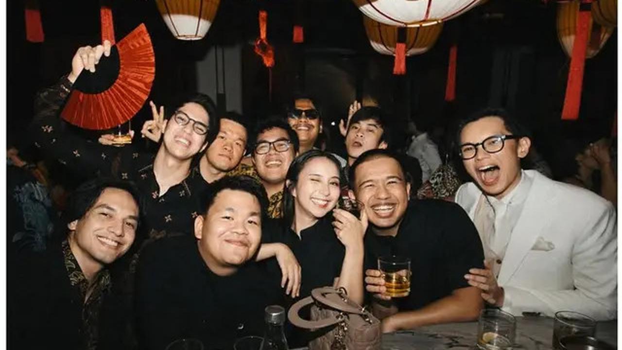 9 Potret Tamu Artis di Pernikahan Brandon Salim dan Dhika Himawan, Ada Sheila On 7