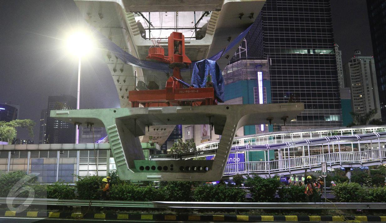 Pemasangan box girder ramp 1 Simpang Susun Semanggi di Kawasan Semanggi, Jakarta Selatan, rampung dikerjakan, Jumat (10/3) malam. Kini overpass Gatsu (Grogol-Senayan) itu telah tersambung. (Liputan6.com/Herman Zakharia)