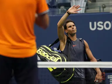 Petenis Spanyol, Rafael Nadal meninggalkan lapangan usai mengundurkan diri saat melawan Juan Martin del Potro dari Argentina pada semifinal AS Terbuka 2018, Jumat (7/9).Nadal tak mampu melanjutkan pertandingan disebabkan cedera lutut. (AFP/kena betancur)