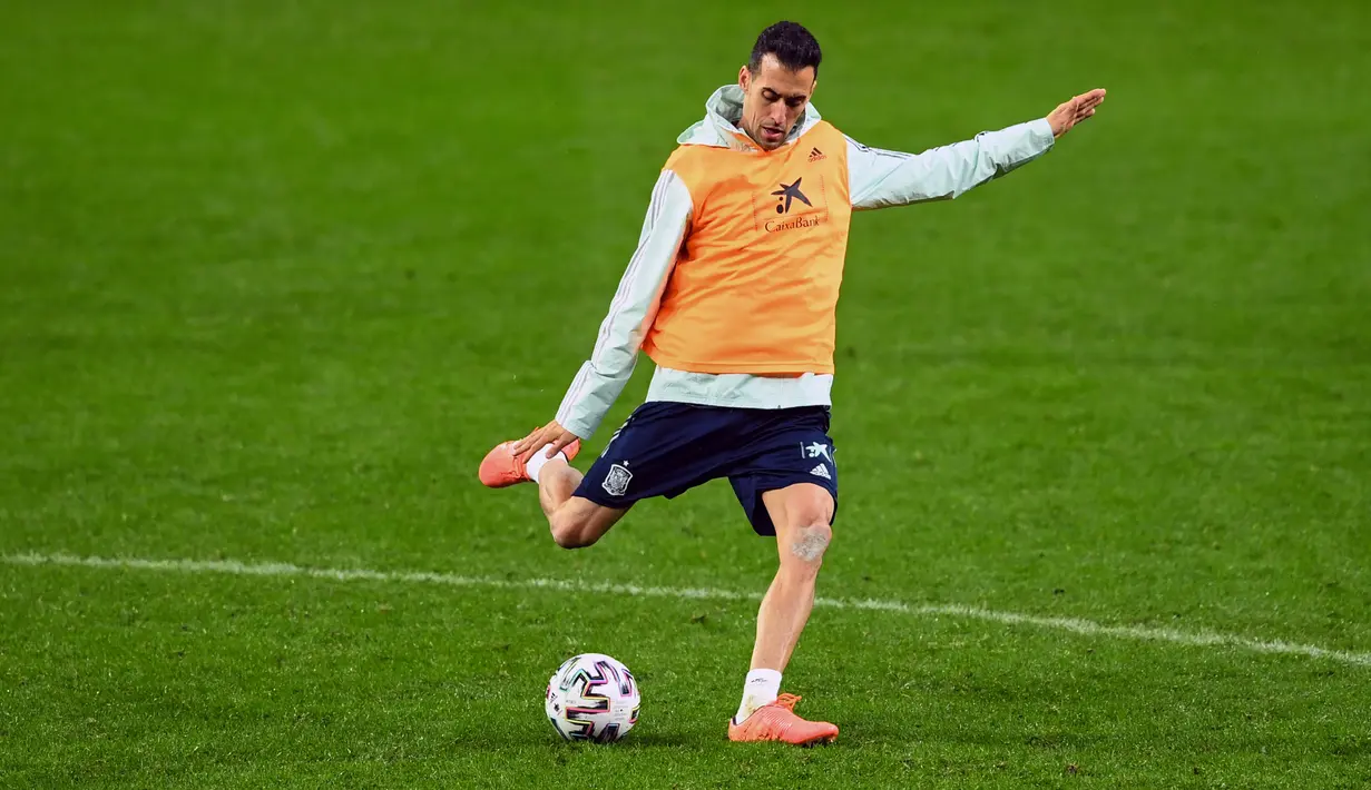 Gelandang Spanyol, Sergio Busquets menendang bola saat mengikuti latihan tim di Stadion Wanda Metropolitano di Madrid (17/11/2019). Spanyol akan bertanding melawan Rumania pada Grup F Kualifikasi Piala Eropa 2020. (AFP Photo/Gabriel Bouys)