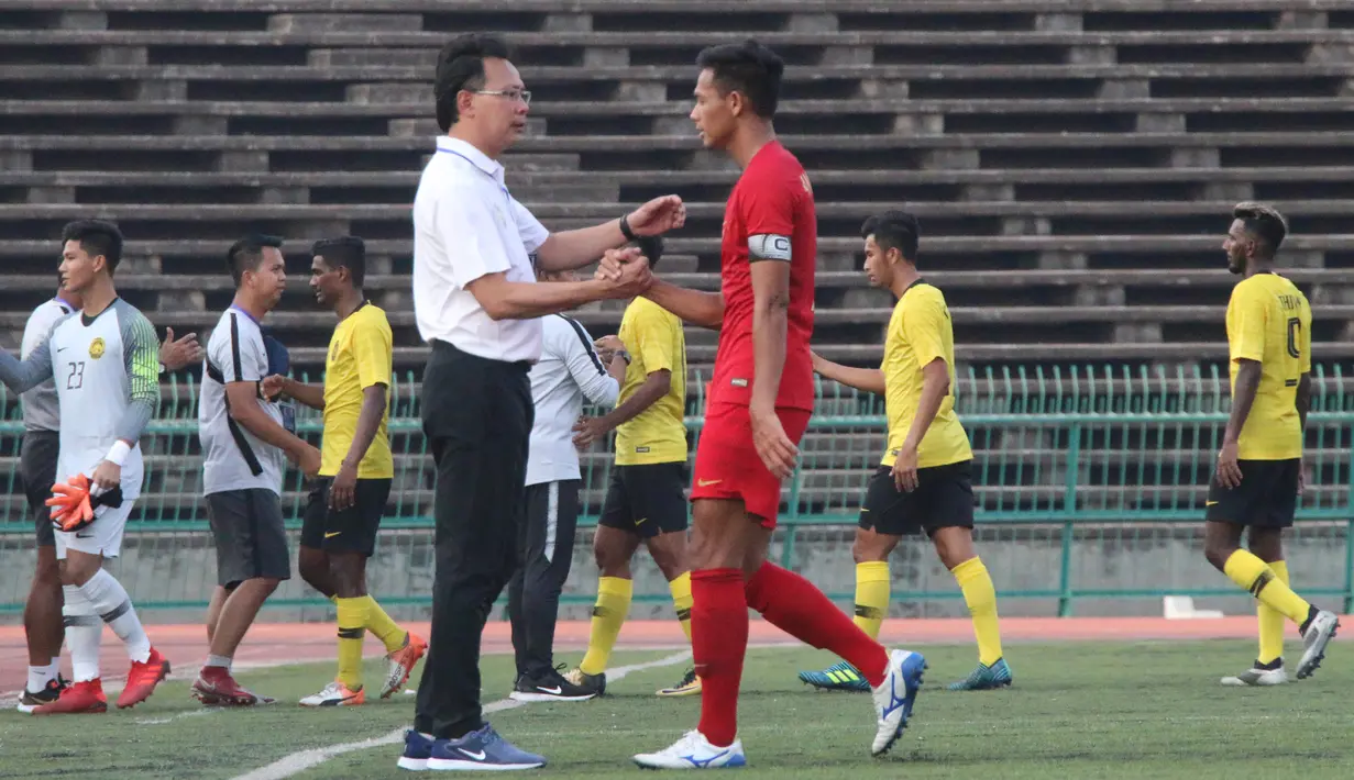 Bek Timnas Indonesia U-22, Andy Setyo, tampak kecewa usai ditahan imbang Malaysia U-22 pada laga Piala AFF U-22 2019 di Stadion National Olympic, Phnom Penh, Selasa (20/2). Kedua negara bermain imbang 2-2. (Bola.com/Zulfirdaus Harahap)