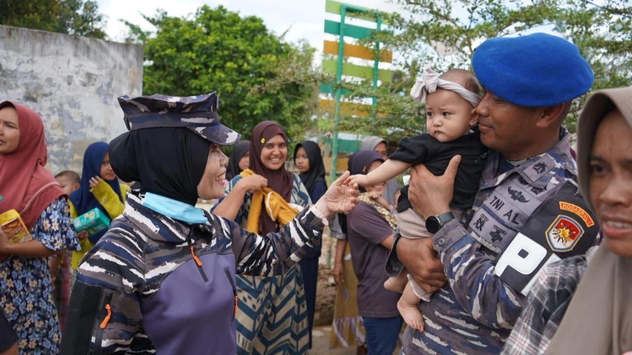FOTO: Kowal Salurkan Bantuan Banjir ke Aceh Sumut dan Sumbar