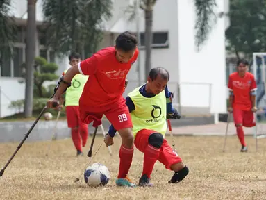 Tim Garuda Indonesia Amputee Football (INAF) mengikuti sesi latihan di kawasan Pesanggrahan, Jakarta, Sabtu (3/8/2019). Latihan tersebut digelar untuk persiapan laga uji coba menghadapi salah satu tim sepak bola amputasi di Inggris dan Jepang pada tahun 2020 nanti. (Liputan6.com/Immanuel Antonius)