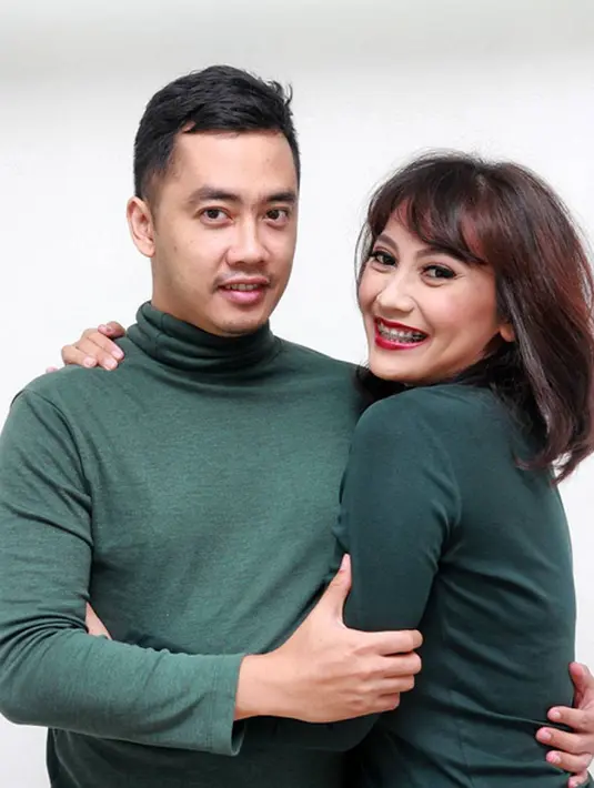 "Kami haturkan maaf dikarenakan belum dapat mengundang seluruh keluarga dan kerabat pada acara ini, dikarenakan keterbatasan yang ada.🙏🙏 Terima kasih, semuanya." Lanjut Dennis mengabarkan kabar gembiranya. (Instagram/vinachan00)