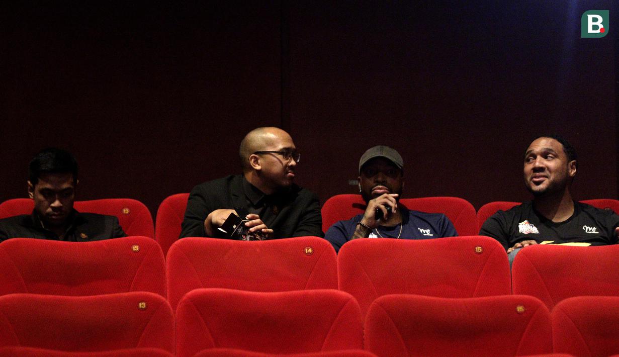 Pebasket Satria Muda, Arki Dikania, bersama rekan-rekannya saat peluncuran film 25 tahun Satria Muda di XXI Epicentrum, Jakarta, Kamis (15/11). Peluncuran ini dalam rangka peringatan hari jadi SM yang ke-25 tahun. (Bola.com/Yoppy Renato)
