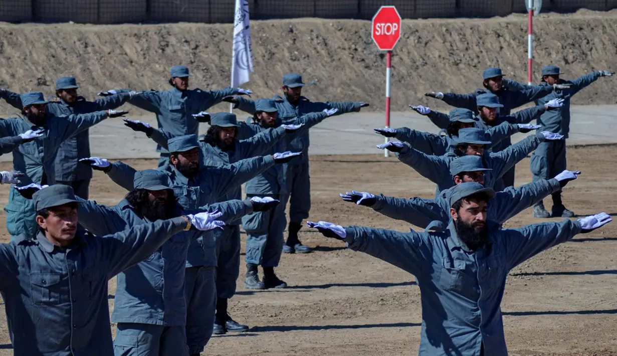 Pasukan Taliban yang baru direkrut menunjukkan keterampilan mereka saat upacara kelulusan di Pusat Pelatihan Polisi Nasional Abu Dujana, Kandahar, Afghanistan, 9 Februari 2022. (Javed TANVEER/AFP)