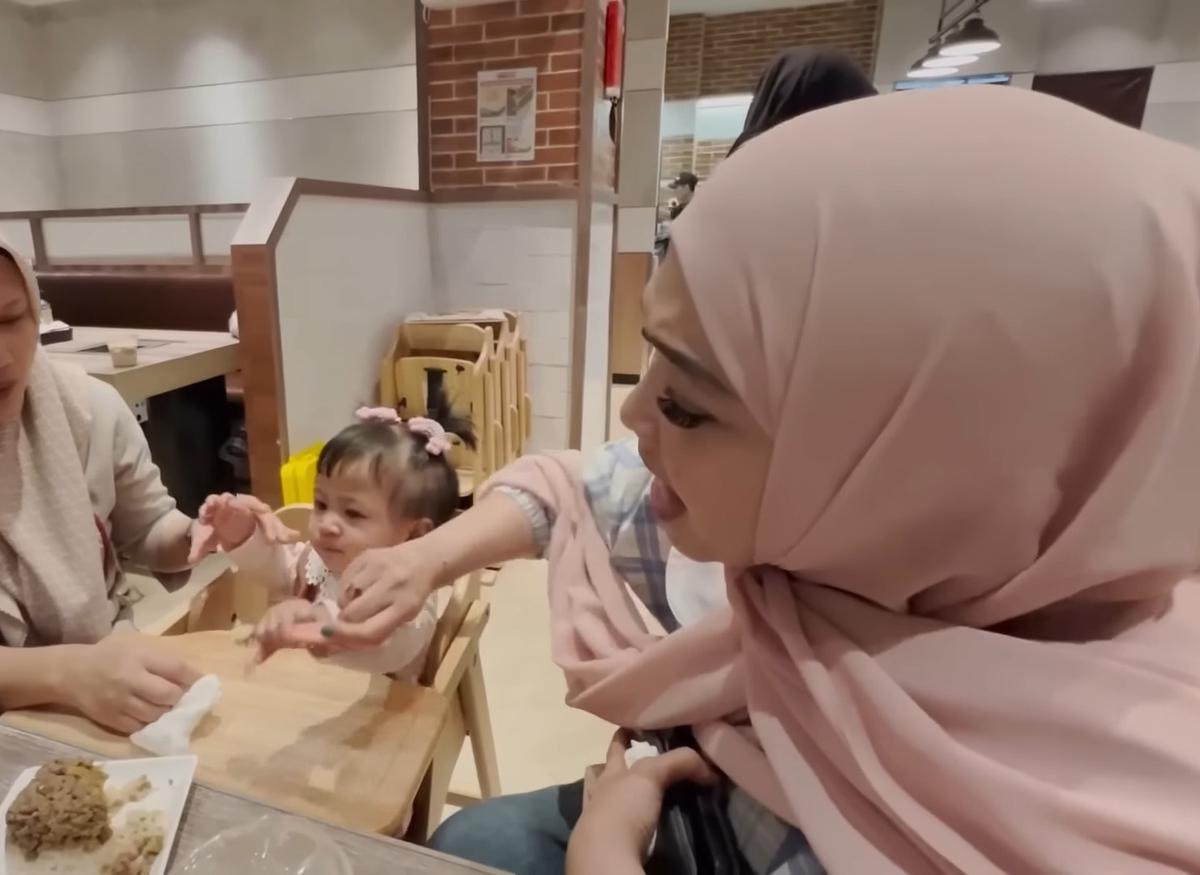 Aksi Tutup Mulut Baby Lily Disuapi Rieta Amilia, 'Bank Pusat' Sebut Sang Cucu Sudah Bisa Ngambek