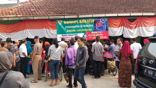 Kapten Tatang beserta anggota Koramil Sukaraja memberikan terapi stroke kepada masyarakat.  (Dokpri)