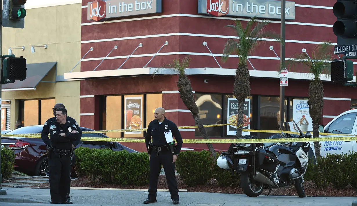 Aparat kepolisian berjaga di luar sebuah restoran cepat saji, di Hollywood, California setelah aksi penyerangan dengan pisau, Selasa (31/1). Polisi menembak mati pria bersenjata pisau tersebut yang menusuk beberapa pengunjung. (Robyn Beck/AFP)