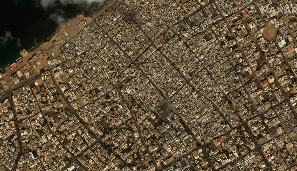 Militer Israel mengatakan pihaknya melakukan ratusan serangan udara dalam semalam, dan serangan tersebut menarget kompleks militer Hamas, gudang senjata, dan pusat komando di Gaza. (Satellite image ©2023 Maxar Technologies via AP)