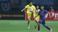Pemain Bhayangkara, Evan Dimas (kiri) mengontol bola dari kejaran pemain Persib Bandung, Febri Hariyadi pada laga Liga 1 2017 di Stadion Patriot, Bekasi, Minggu (04/06/2017). (Bola.com/Nicklas Hanoatubun)