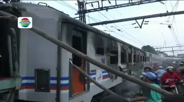 Kereta Api Walahar Express terbakar setelah menabrak sebuah mobil di perlintasan Pasar Gaplok, Senen, Jakarta Pusat