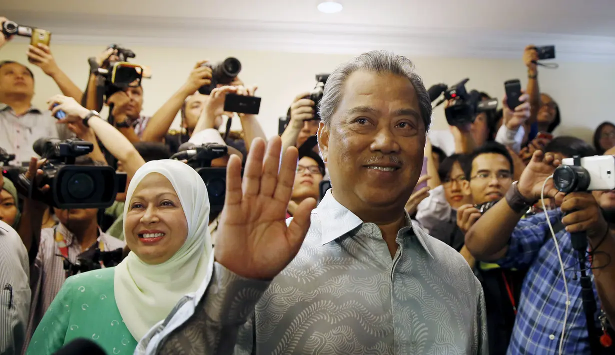 Wakil PM Malaysia, Muhyiddin Yassin menyapa awak media di ruang konferensi pers, Kuala Lumpur , Malaysia, Rabu (29/7/2015). PM Malaysia Najib Razak memecat wakilnya, Muhyiddin Yassin dalam perombakan kabinet pada 28 Juli 2015.  (REUTERS/Olivia Harris)