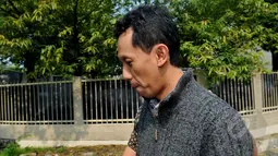 Bupati Tanah Laut Bambang Alamsyah usai menjalani pemeriksaan di KPK, Jakarta, Selasa (5/5/2015). Bambang diperiksa sebagai saksi kasus dugaan suap perizinan tambang di Tanah Laut, Kalsel dengan tersangka  Andrew Hidayat (Liputan6.com/Andrian M Tunay)