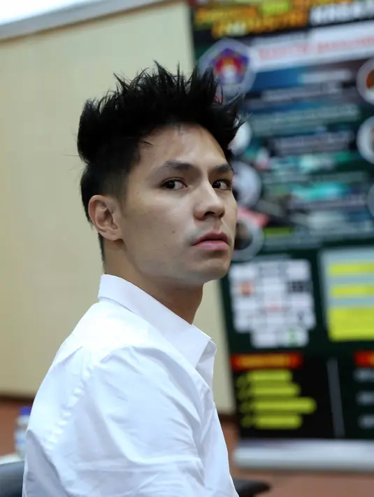 "Kayanya fokus Kerja dulu kali ya setahun dua tahun ini. Masih muda, masih harus kenal lagi orang baru, kenal lagi temen baru, jadi santai lah," ungkap Fero Walandouw, Minggu (25/12/2016). (Nurwahyunan/Bintang.com)