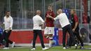 Pelatih AC Milan, Stefano Pioli, berusaha menenangkan Zlatan Ibrahimovic yang kecewa usai diganti saat melawan Bologna pada laga Serie A di Stadion San Siro, Sabtu (18/7/2020). AC Milan menang dengan 5-1 atas Bologna. (AP/Luca Bruno)