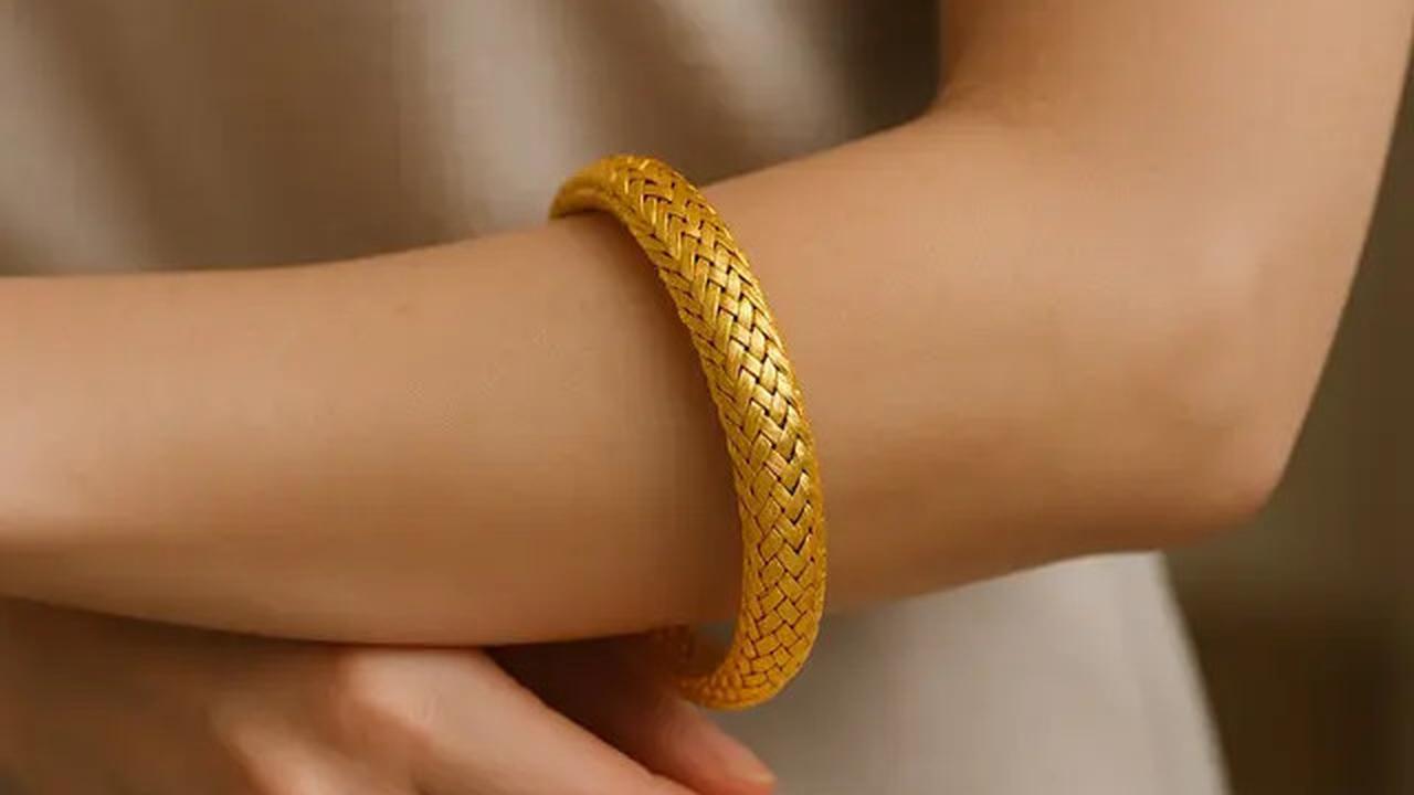 7 Model Gelang Emas Bangle 50 Gram 22 Karat Favorit Ibu Sosialita di 2025, Tampil Glamor