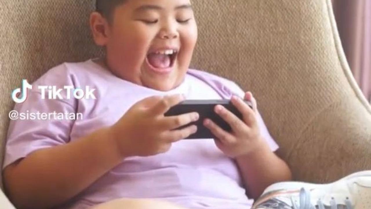 Seperti anak seumurannya, Tatan juga senang bermain game di handphone.