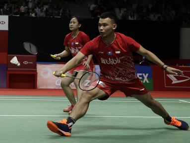 Ganda campuran Indonesia, Rinov Rivaldi/Pitha Haningtyas Mentari, saat menghadapi ganda Chinese Taipei, Lee Jhe-Huei/Hsu Ya Ching, pada laga Indonesia Masters 2020 di Istora Senayan, Jakarta, Selasa (14/1). Rinov Rivaldi/Pitha Haningtyas Mentari kalah 15-21 dan 13-21. (Bola.com/Yoppy Renato)
