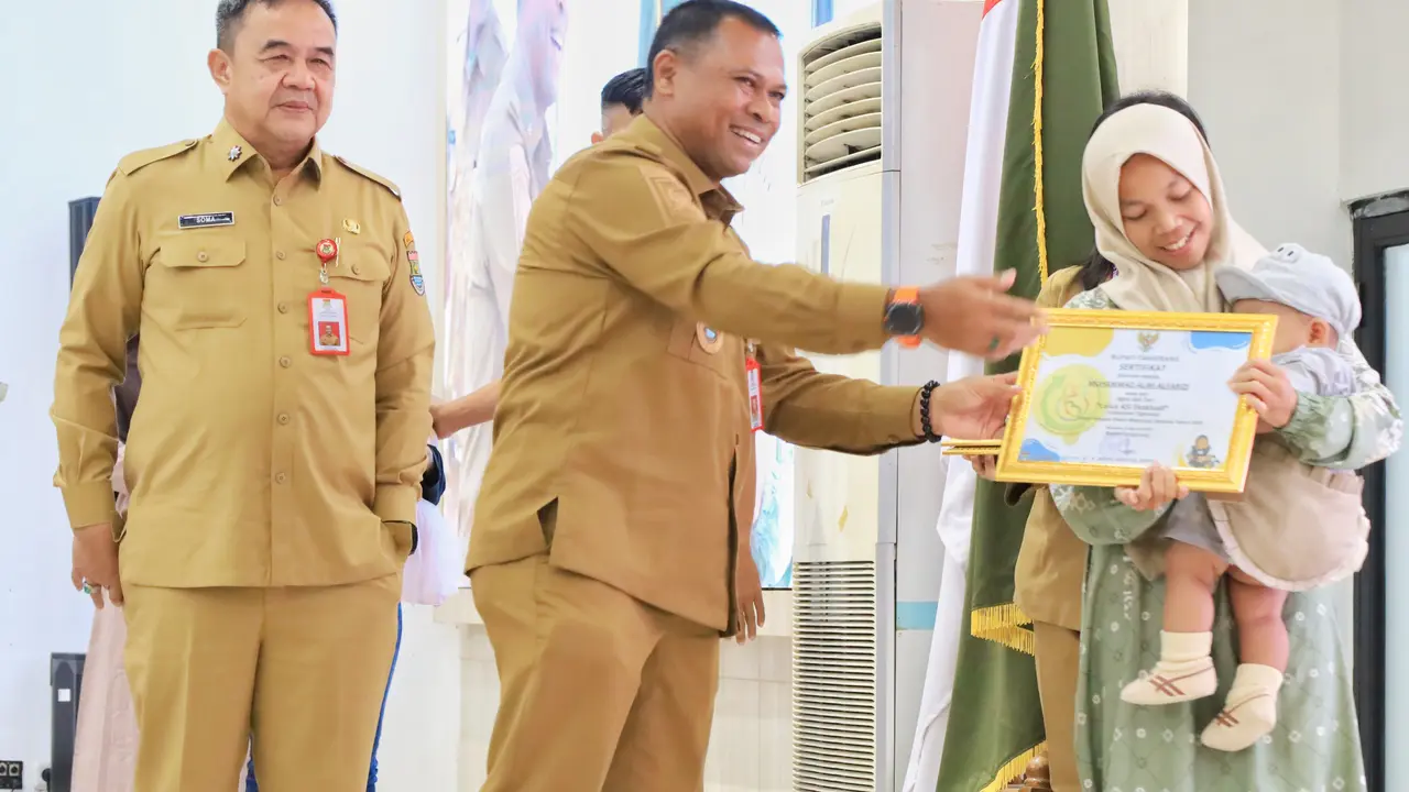 Ratusan ibu menyusui, diberi apresiasi karena dianggap membantu cegah stunting pada anak di usia emasnya. (Istimewa)