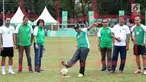 Presdir Nestlé Indonesia Dharnesh Gordhon (tengah) melakukan tendangan pada acara Kick-off MILO Football Championship 2019 pada acara MILO Football Championship di Lapangan Banteng, Jakarta, Sabtu (2/3). (Liputan6.com/Pool/Image Dynamics)