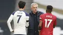 Pelatih Tottenham Hotspur, Jose Mourinho (tengah)  berbicara dengan Son Heung-min (kiri) dan Fred selama pertandingan pertandingan lanjutan Liga Inggris di Stadion Tottenham Hotspur di London, Senin (12/4/2021).  MU menang atas Tottenham 3-1. (Matthew Childs/Pool via AP)