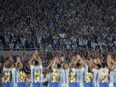 Puluhan ribu suporter memadati Estadio Monumental untuk menyaksikan kembali momen upacara penghargaan yang diterima Timnas Argentina saat menjadi juara Piala Dunia 2022 setelah melakukan uji coba melawan Panama, Jumat (24/3/2023) WIB. (AP Photo/Natacha Pisarenko)