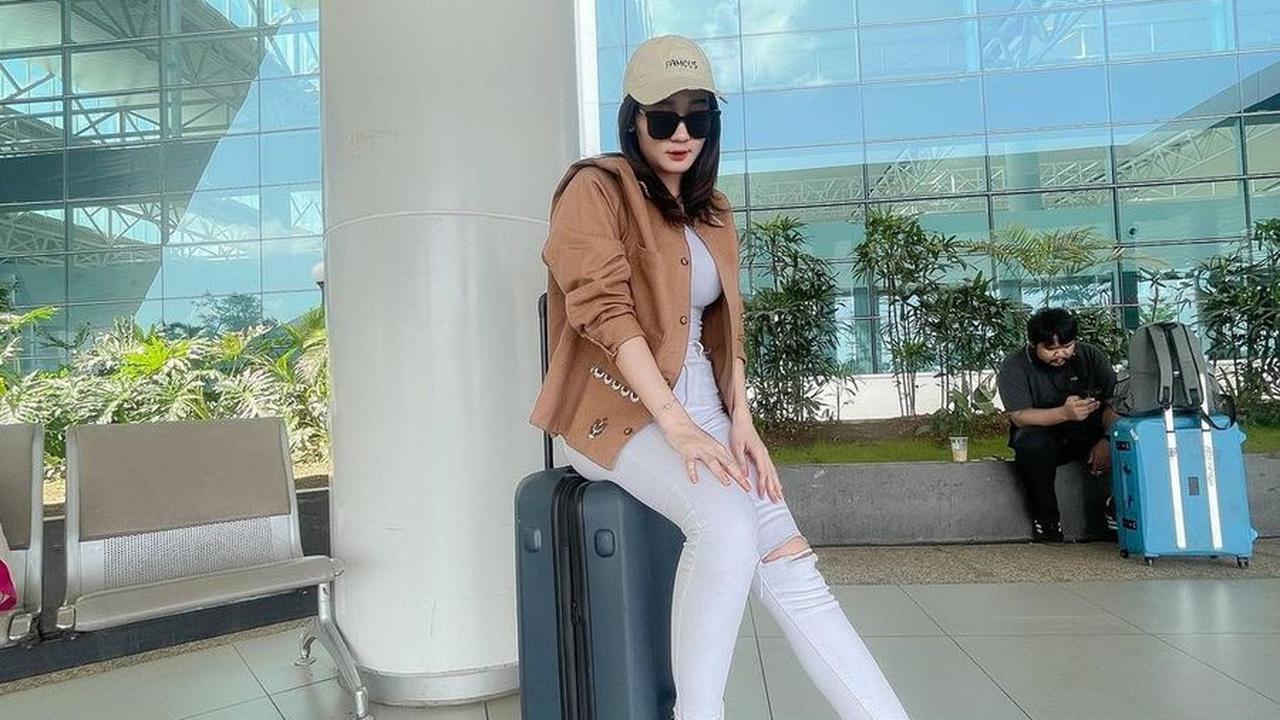 Tampil Santai Dengan Kaos dan Celana Putih Serta Jaket Cokelat