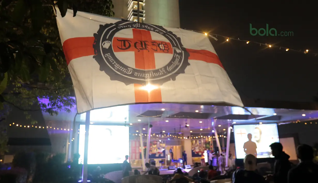 Fans Inggris membentangkan bendera saat acara Nobar Gratis di Sky Garden, Novotel Tangerang. (14/7/2018). Novotel menghadirkan Nobar Gratis untuk fans bisa merasakan sensasi Piala Dunia 2018. (Bola.com/Nick Hanoatubun)