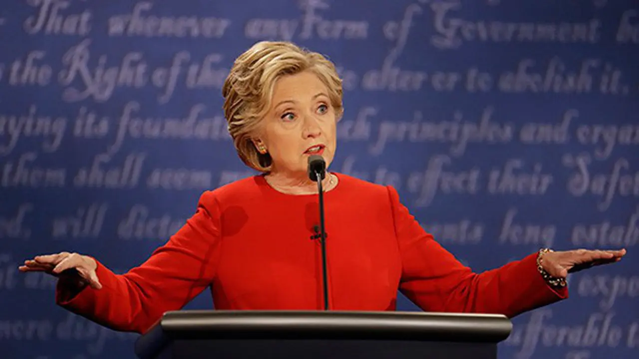 Hillary Clinton dengan Busana Merah Menyala di Debat Perdana