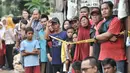 Kerumunan warga setempat menyaksikan rekonstruksi pembunuhan satu keluarga di Bojong Nangka II, Bekasi, Jawa Barat, Rabu (21/11). Rekonstruksi ini terkait pembunuhan satu keluarga dengan tersangka Haris Simamora. (Merdeka.com/Iqbal S. Nugroho)