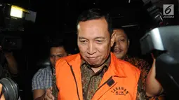 Sekretaris Jenderal KONI, Ending Fuad Hamidy mengenakan rompi tahanan seusai pemeriksaan di gedung KPK, Kamis (20/12). KPK resmi menahan Ending Fuad Hamidy setelah terjaring OTT terkait suap dana hibah dari Kemenpora ke KONI. (Merdeka.com/Dwi Narwoko)