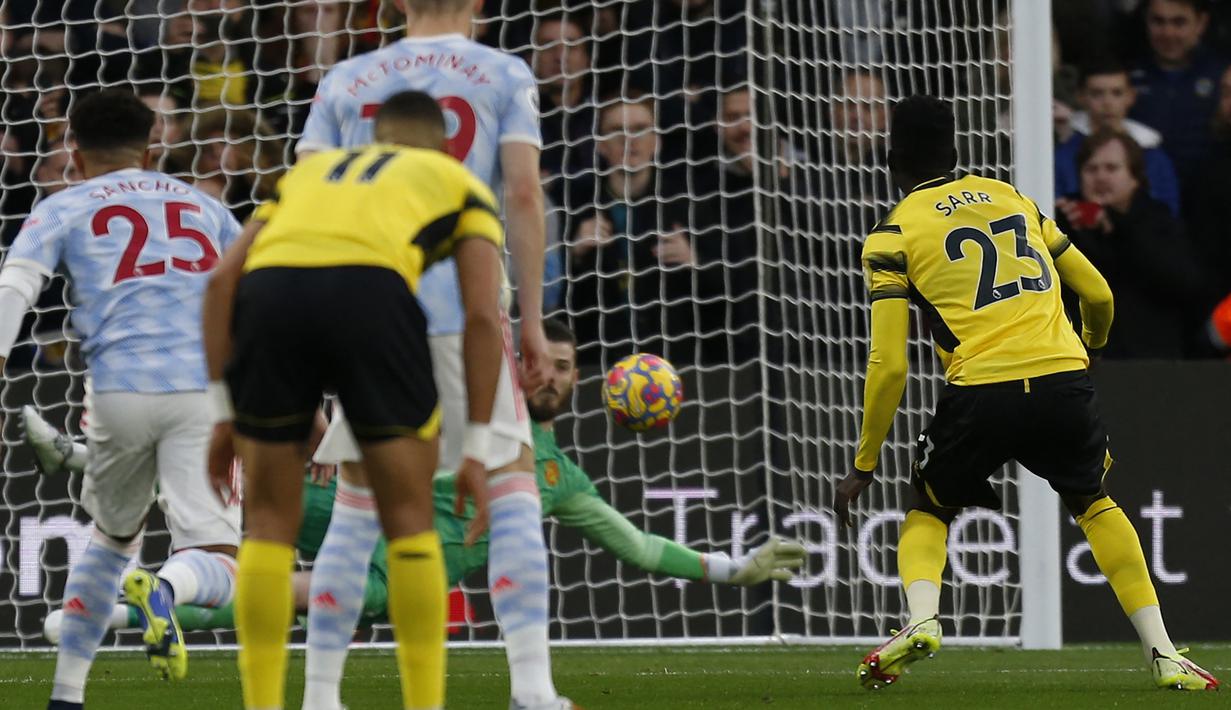 Belum lagi David de Gea yang berhasil menepis dua kali pinalti yang dilakukan Ismail Sarr pada menit awal babak pertama. Seakan-akan penampilan bagusnya kembali menjadi sia-sia. (AFP/Ian Kington)