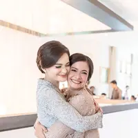 Lihat di sini beberapa potret gaya bestie Ersa Mayori dan Cut Tari yang sering dibilang kembar saking miripnya.