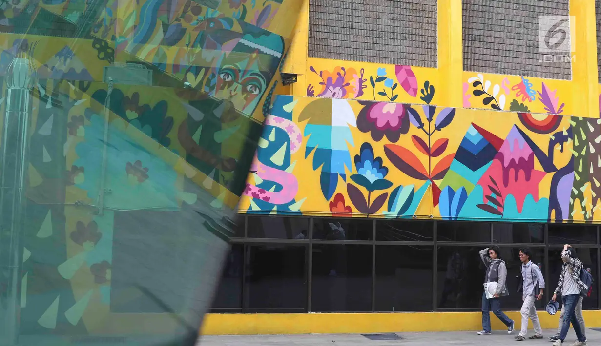 Pengunjung melintas di sekitar mural bertema pahlawan di Taman Ismail Marzuki, Jakarta, Selasa (13/11). Mural tersebut dibuat dalam rangka memeriahkan Hari Pahlawan. (Liputan6.com/Immanuel Antonius)