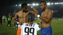 Pemain Persib Bandung, Zulham Malik Zamrun (kanan) dan saudaranya pemain Borneo FC, Zulvin Zamrun, setelah bertanding dalam leg kedua perempatfinal Piala Presiden 2015 di Stadion Si Jalak Harupat, Bandung, Sabtu (26/9/2015). (Bola.com/Arief Bagus)