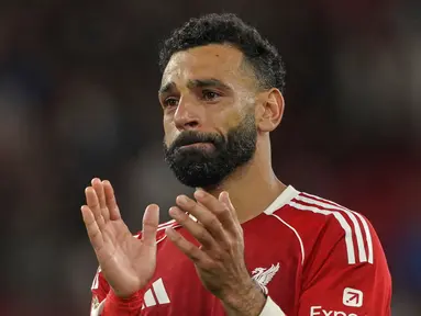 Pemain Liverpool, Mohamed Salah tak kuasa menahan air matanya saat memberikan penghormatan untuk mendiang Diogo Jota setelah laga Liga Inggris 2024/2025 melawan Bournemouth di Anfiled, Liverpool, Inggris, Jumat (15/08/2025) waktu setempat. (AP Photo/Ian Hodgson)