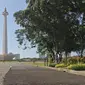 Contoh aspal lintasan Formula E terlihat di kawasan Monas, Jakarta, Minggu (23/2/2020). Aspal untuk sirkuit Formula E di uji coba di Monas, lokasi pengaspalan itu berada di Monas bagian timur. Pengaspalan dilakukan dengan dua metode, sandsheet dan geotextile. (Liputan6.com/Herman Zakharia)