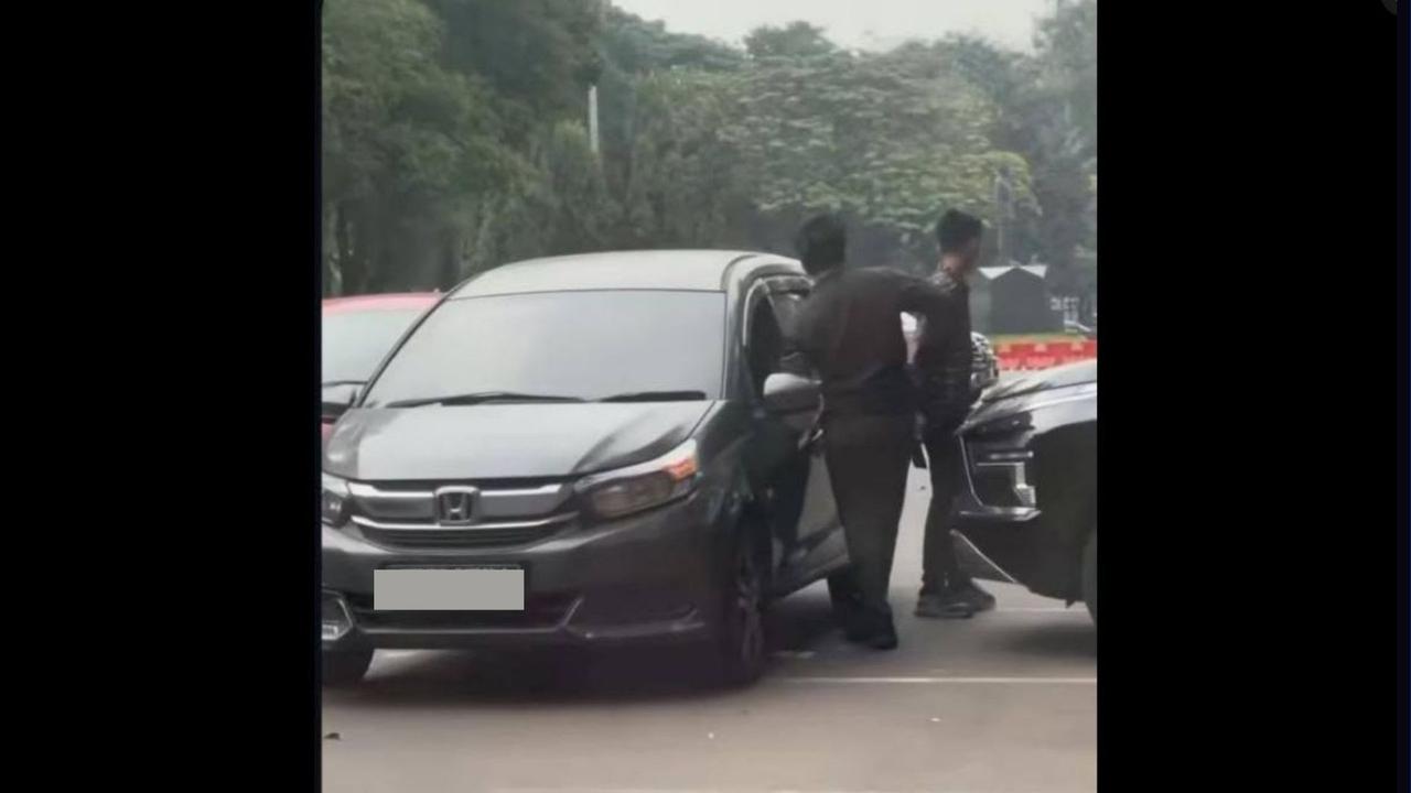 Rekaman Dua Pria Diduga Gesek Nomor Rangka Mobil Viral, Polisi Telusuri