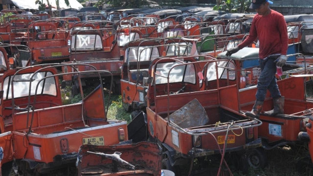 Melihat pemusnahan bajaj dua tak di Cipinang Bali