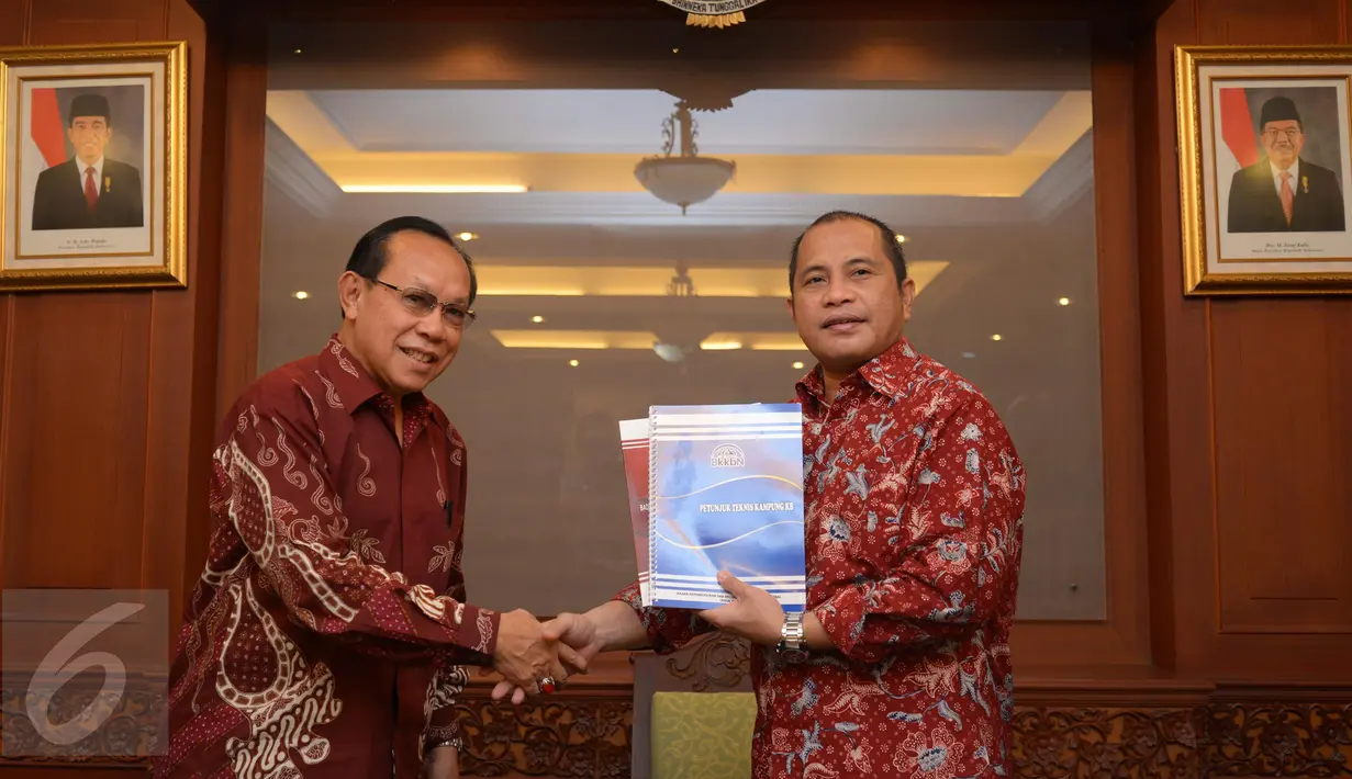 Menteri Desa, PDTT Marwan Jafar (kanan) menerima Kepala Badan Kependudukan dan Keluarga Berencana Nasional (BKKBN) Surya Chandra Surapaty (kiri) beserta jajarannya di Kantor Kemendesa, PDTT, Jakarta, Rabu (3/2/2016). (Foto: Wahyu Wening)