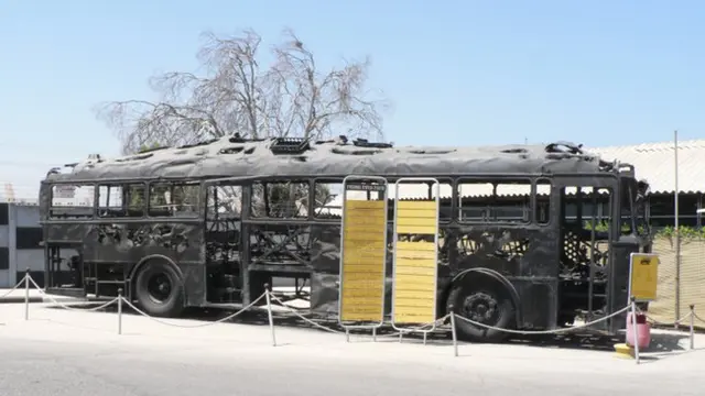 Sisa-sisa bus Israel yang hangus, diserang oleh teroris Palestina pada Pembantaian Coastal Road tahun 1978. (Wikimedia Commons/MathKnight)