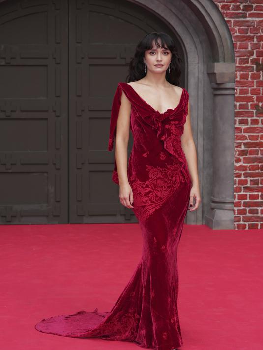 Olivia Cooke berpose di karpet merah saat tiba untuk menghadiri pemutaran perdana serial drama asli HBO "House of the Dragon" di Leicester Square Gardens, di London (15/8/2022). Olivia Cooke yang lahir 27 Desember 1993 merupakan seorang aktris Britania Raya. (Photo by Scott Garfitt/Invision/AP)